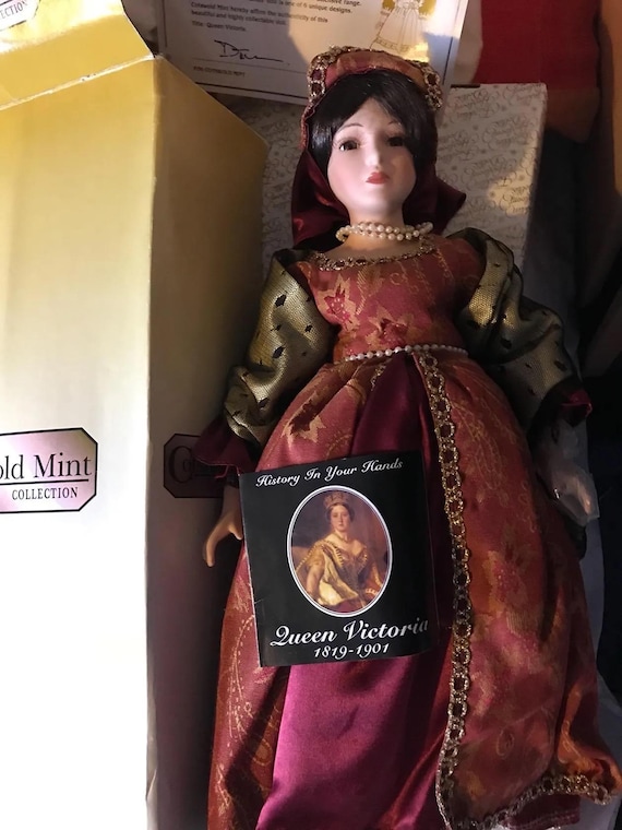 コストウォルドコレクションのヴィクトリア女王の磁器人形、証明書、箱