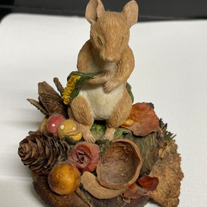 Country artist (?) figurine of mouse on wooden plinth