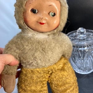 ragazza bambola di stoffa vintage con occhi addormentati, pelliccia gialla