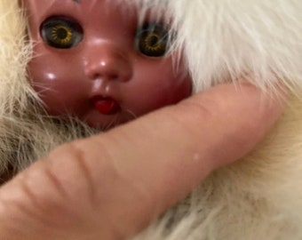 Muñeca islandesa negra vintage de los años 50 de plástico duro, ojos dormidos, con abrigo de piel real, en caja