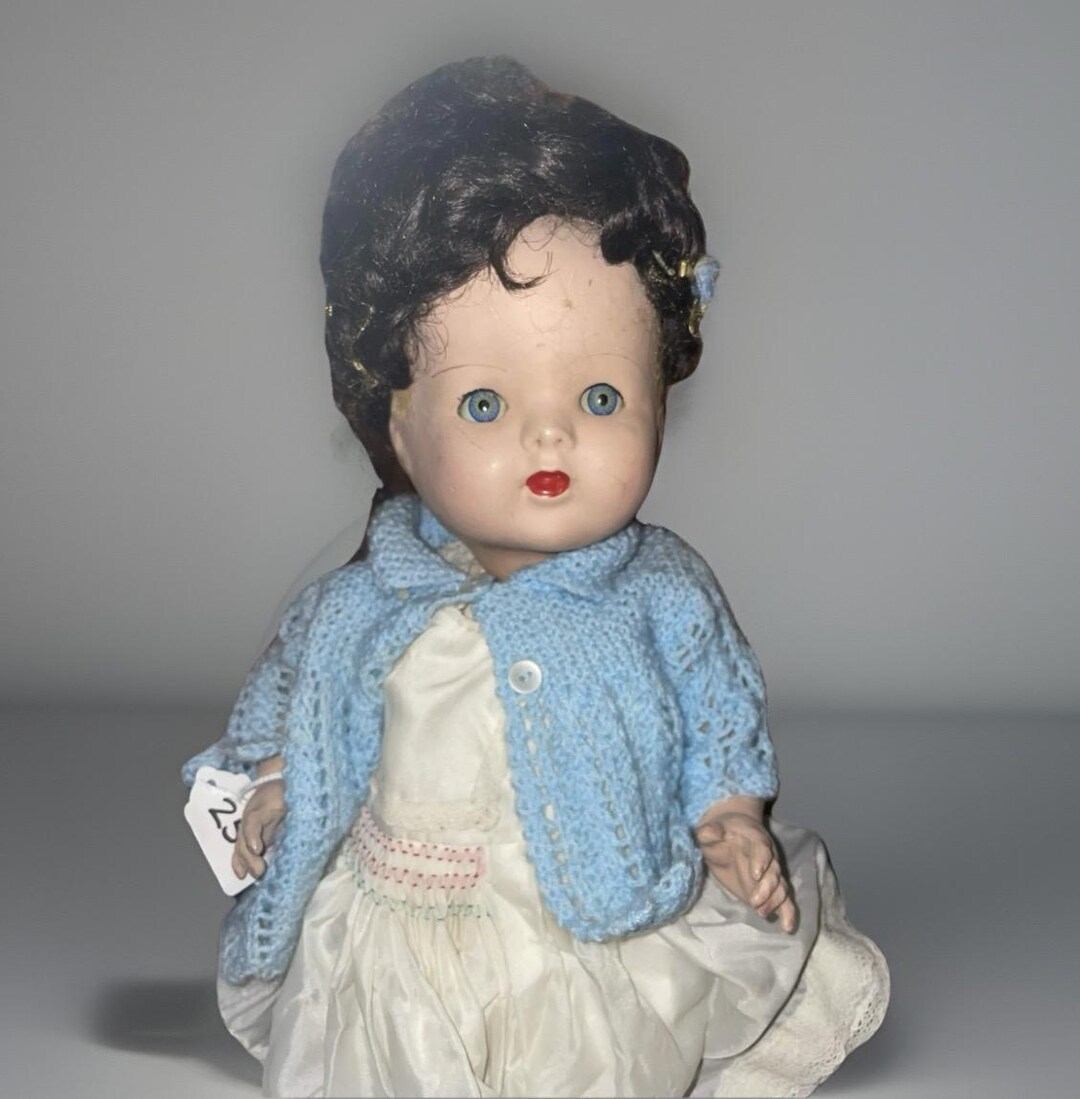 Muñeca bisqueloideo vintage (?), mueve la cabeza cuando mueves las