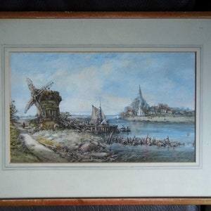 Puede incluir: Una pintura acuarela que representa un molino de viento en la orilla de un río con un pueblo en la distancia. El molino de viento está parcialmente derrumbado y hay barcos en el río.