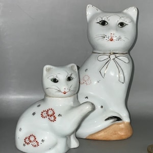 White ceramic figurine cats ,vintage mid century pair pottery seating cats figurine /statue /ornament, marked made in china