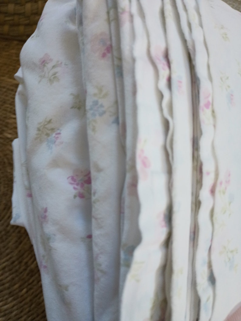 Rachel Ashwell SIMPLY SHABBY CHIC Made in Bahrain White Pink Flower