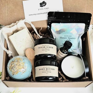 Coffret cadeau spa | Relaxation Soulagement du stress Soins personnels Panier-cadeau | Cadeau d'anniversaire | Savon de douche et gommage au sucre sur le thème du Bon rétablissement | Boîte de 9 x 6 x 3 pouces