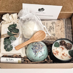 Handgjord presentask för badspa - Stresslindrande present till henne | Självvård | Födelsedag | Shea- och kakaosmörlera | Ljus | Ask 23x15x7,5 cm