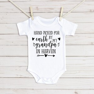 Handverlesen für Erde von meinem Großvater im Himmel Baby Onesie®
