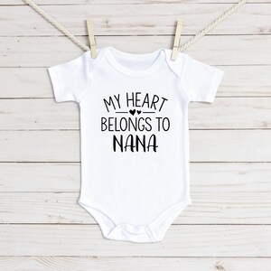 My Heart gehört Nana Baby Onesie® und Kleinkind-Shirt