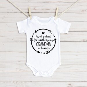 Handverlesen für Erde von meiner Oma im Himmel Baby Onesie®