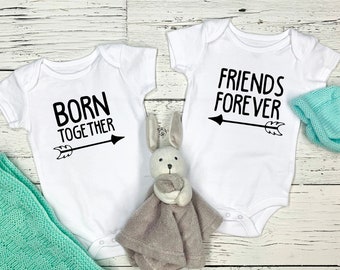 Twin Baby Onesies® : nés ensemble, amis pour toujours - Coffret cadeau pour lits jumeaux