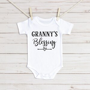 Grandma&#39;s Blessing Baby Onesie®: Geschenk für Oma, Babymitteilung
