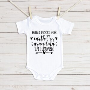Handverlesen für Erde von meiner Oma im Himmel Baby Strampelanzug
