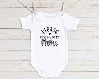 Please Pass Me To My MeMe Onesie®, Baby-Dusche-Geschenk, Lustiger Baby Onesie®, Grandma Onesie®, Meme Onesie®, Bestes Meme Ever, Nana Onesie®, Meme