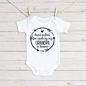 Handverlesen für Erde von meinem Großvater im Himmel Baby Onesie®