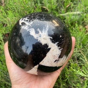 Esfera chorl de turmalina negra rara de 3,7&quot; con inclusiones de mica, turmalina negra en cuarzo blanco, piedra de protección, esfera orbe de turmalina negra