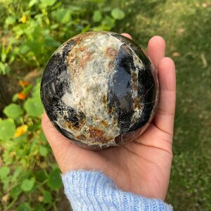Esfera de turmalina negra de 3,5&quot; con inclusiones de mica, turmalina negra en cuarzo blanco, piedra protectora, esfera de orbe de turmalina negra