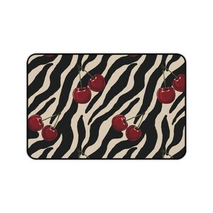 Tappetino da scrivania con stampa zebrata e ciliegie / Tappetino da gioco retrò Y2K / Decorazione per ufficio disegnata a mano immagine 3