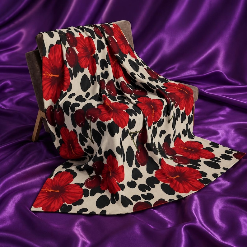 Couverture polaire imprimée à la main avec motif animalier cerisier-hibiscus | Jeté floral rétro (315 g/m²) image 1