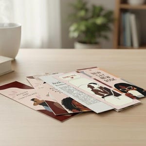 Op de afbeelding: Een verzameling ge&iuml;llustreerde bladwijzers met verschillende ontwerpen en tekst. De bladwijzers bevatten illustraties van mensen en zinnen als "Booked and Unbothered" en "New Day New Book". Het kleurenpalet omvat bordeauxrood, cr&egrave;me en bruin.