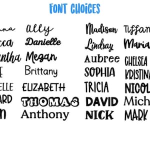 K&ouml;nnte beinhalten: Auf wei&szlig;em Hintergrund eine Liste von Schriftartauswahlen. Der blaue Text oben lautet "FONT CHOICES". Namen sind in verschiedenen Schriftarten geschrieben, darunter Brianna, Ally, Rebecca, Danielle, Samantha, Megan, Kaylee, Brittany, Richelle, Elizabeth, Richard, Thomas, Ryan, Anthony, Madison, Tiffany, Lindsay, Maria, Aubree, Chelsea, Sophia, Kristina, Tricia, Nicole, David, Michael, Nick und Mark.