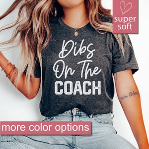 Dibs op de coach shirt-coaches shirt, basketbal coach shirt, coachs vrouw shirt, middelbare school coach shirt premium heren dames uniseks shirt