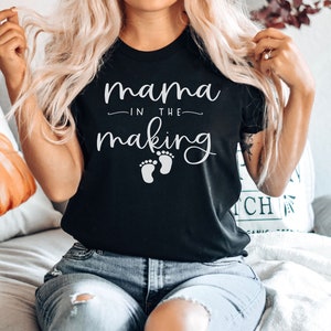 Camiseta de mamá en ciernes, camiseta con anuncio de embarazo, revelación de embarazo, mamá osa, futura mamá, mami, camiseta unisex premium para hombre y mujer