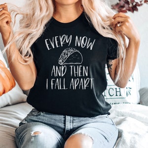 面白いタコシャツ、タコグラフィックTシャツ、Every Now And Then I Fall Apart Tシャツ、タコTシャツ、フーディーシャツ、面白いプレミアムメンズレディースユニセックスシャツ