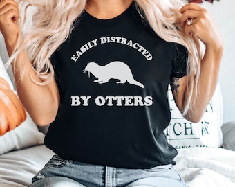 カワウソに気を取られやすい - カワウソシャツ、カワウソTシャツ、ラッコ、カワウソギフト、カワウソ愛好家ギフト、カワウソ、プレミアム男性女性ユニセックスシャツ