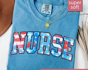 Camiseta de enfermera Comfort Colors® del 4 de julio, camiseta patriótica de enfermera, camiseta de agradecimiento a la enfermera, camiseta de enfermera, camiseta de enfermera titulada (rojo, blanco y azul)