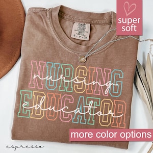 Puede incluir: Una camiseta marr&oacute;n con el texto "Nursing Educator" en colores arco&iacute;ris. El texto est&aacute; contorneado en negro. La camiseta es s&uacute;per suave y tiene un aspecto desgastado. El texto "espresso" est&aacute; en la parte inferior de la imagen.