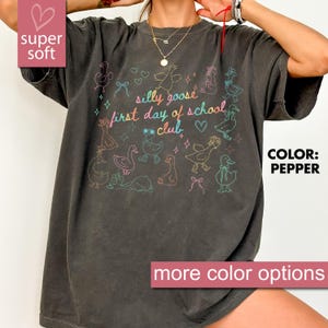 Camiseta Comfort Colors® &quot;Feliz primer día de clases&quot;, regalo para maestros, regalo para maestros de jardín de infantes, agradecimiento a los maestros, regreso a clases