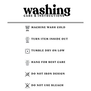 Peut inclure: Instructions de lavage pour un v&ecirc;tement. Lavage en machine &agrave; froid, retourner l'article &agrave; l'envers, s&eacute;cher en machine &agrave; basse temp&eacute;rature, suspendre pour un meilleur entretien, ne pas repasser le motif, ne pas utiliser d'eau de Javel.