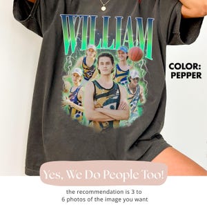 K&ouml;nnte beinhalten: Ein pfefferfarbenes T-Shirt mit einem Grafikdruck, der den Namen WILLIAM in gro&szlig;en gr&uuml;nen und blauen Buchstaben zeigt. Das Design enth&auml;lt eine Collage aus vier Basketballspielern in Trikots, einem Basketball und gr&uuml;nen Blitzen auf dunklem Grund.