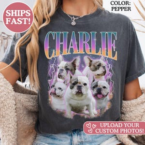 以下が含まれることがあります： ペッパーカラーのTシャツで、紫とオレンジのグラデーションフォントで「CHARLIE」という名前がプリントされています。その下には5匹のフレンチブルドッグのグラフィックがあり、背景には紫色の稲妻と星のエフェクトが描かれています。