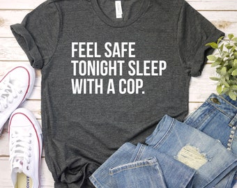 Siéntete seguro esta noche, duerme con un policía. Camiseta de esposa de policía, camiseta de novia de policía, regalos de oficial de policía, camiseta premium unisex para hombre y mujer