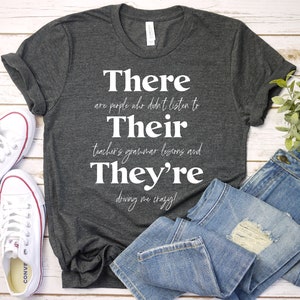 Camiseta divertida "Allí, allí están", camiseta de profesor de literatura inglesa, allí, allí, allí están, divertidas artes del lenguaje, camiseta premium unisex para hombre y mujer