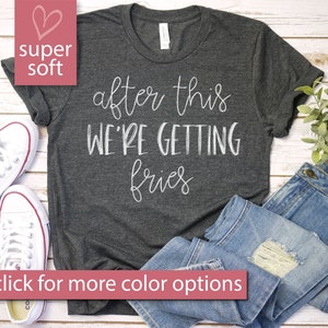 Puede incluir: Camiseta gris con texto blanco que dice "después de esto vamos a por patatas fritas".