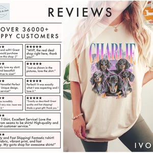 K&ouml;nnte beinhalten: Ein elfenbeinfarbenes Kurzarm-T-Shirt mit einem Grafikdruck von f&uuml;nf schwarz-lohfarbenen Dackeln, die in einer Gruppe angeordnet sind. &Uuml;ber den Hunden ist der Name CHARLIE in einer fetten, von Violett zu Orange verlaufenden Schrift gedruckt.