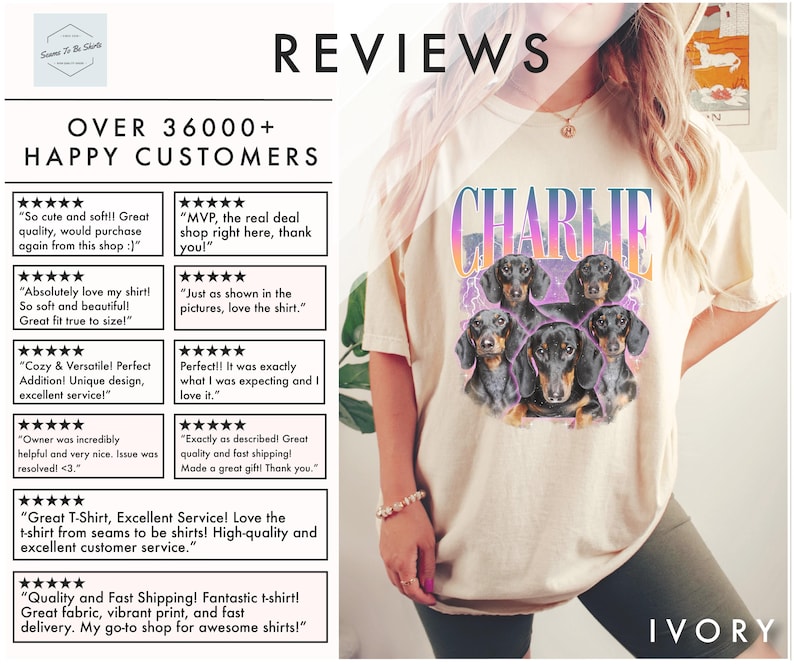 K&ouml;nnte beinhalten: Ein elfenbeinfarbenes Kurzarm-T-Shirt mit einem Grafikdruck von f&uuml;nf schwarz-lohfarbenen Dackeln, die in einer Gruppe angeordnet sind. &Uuml;ber den Hunden ist der Name CHARLIE in einer fetten, von Violett zu Orange verlaufenden Schrift gedruckt.