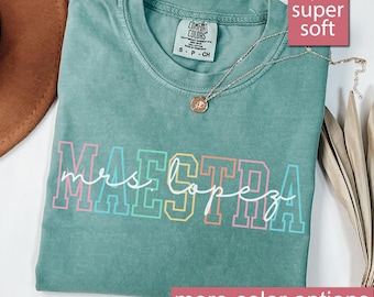Camiseta Maestra personalizada Comfort Colors®, camisetas para maestras de español, camiseta Maestra bilingüe, regalo para maestras bilingües, camiseta con nombre de maestra personalizada