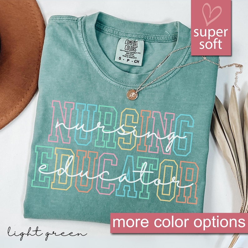 Puede incluir: Camiseta verde claro con el texto "nursing educator" en colores arco&iacute;ris. La camiseta est&aacute; hecha de una tela suave y c&oacute;moda.