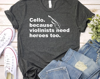 Camisa para violoncelo porque os violinistas também precisam de heróis – Camisa para violoncelo, moletom com capuz para violoncelo, camisa para violoncelista, presente para músico, camisa premium masculina e feminina unissex