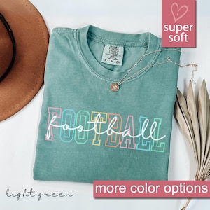 Comfort Colors® フットボール シャツ、フットボール ママ シャツ、フットボール T シャツ、フットボール ゲームデー、フットボール T シャツ、フットボール ゲーム シャツ、フットボール シーズン