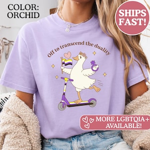 Comfort Colors®のノンバイナリー・プライドTシャツ。スクーターに乗ったかわいいガチョウが描かれており、ジェンダーニュートラルなノンバイナリーの方へのユニークなギフトです。