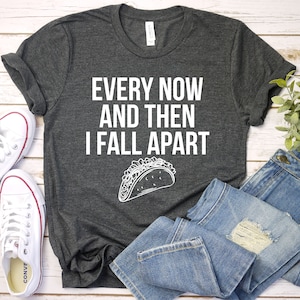 面白いタコシャツ、タコグラフィックTシャツ、Every Now And Then I Fall Apart Tシャツ、タコTシャツ、フーディーシャツ、面白いプレミアムメンズレディースユニセックスシャツ