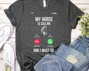 Mi caballo está llamando y debo irme, chica caballo, amante de la granja, equitación, camisa de caballo, camisa de amante de los caballos, regalo del propietario del caballo, camisa divertida del caballo