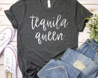 Może przedstawiać: Szary t-shirt z napisem "tequila queen" napisanym białym, ozdobnym pismem.