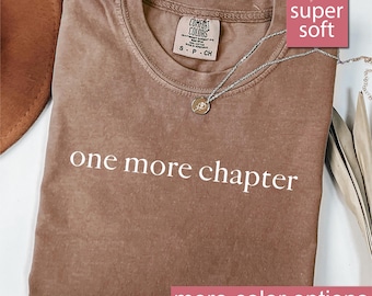 Maglietta Comfort Colors® per gli amanti dei libri, magliette "One More Chapter", maglietta per insegnanti, regalo per gli amanti dei libri, regali per biblioteche, maglietta "Leggi libri", magliette per lettori