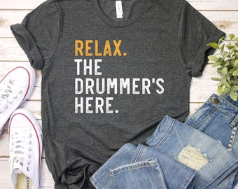 Regalo de baterista, regalos para bateristas, camisa de baterista, camisa Relax The Drummer's Here - baterista, regalo de músico, camisa unisex premium para hombres y mujeres