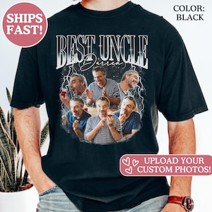 Puede incluir: Camiseta negra con el texto blanco "BEST UNCLE Darren", con un gráfico de un hombre sosteniendo un objeto rojo. La camiseta también tiene el texto "UPLOAD YOUR CUSTOM PHOTOS!" en una pancarta rosa en forma de corazón.